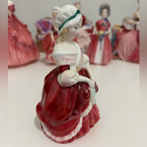 Royal Doulton Vintage Figurine Peggy - Picture 2 of 6